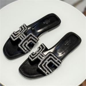 {{productViewItem.photos[photoViewList.activeNavIndex].Alt || productViewItem.photos[photoViewList.activeNavIndex].Description || 'Тапочки HERMES'}}