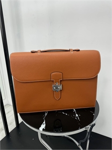 {{productViewItem.photos[photoViewList.activeNavIndex].Alt || productViewItem.photos[photoViewList.activeNavIndex].Description || 'Портфель HERMES'}}