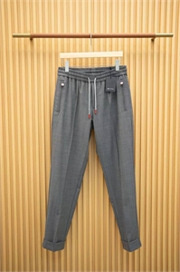 {{productViewItem.photos[photoViewList.activeNavIndex].Alt || productViewItem.photos[photoViewList.activeNavIndex].Description || 'Брюки KITON'}}