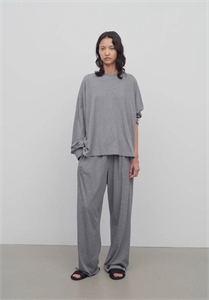 {{productViewItem.photos[photoViewList.activeNavIndex].Alt || productViewItem.photos[photoViewList.activeNavIndex].Description || 'Костюм THE ROW'}}