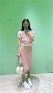 {{productViewItem.photos[photoViewList.activeNavIndex].Alt || productViewItem.photos[photoViewList.activeNavIndex].Description || 'Костюм PRADA'}}