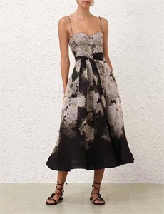 {{productViewItem.photos[photoViewList.activeNavIndex].Alt || productViewItem.photos[photoViewList.activeNavIndex].Description || 'Платье ZIMMERMANN'}}