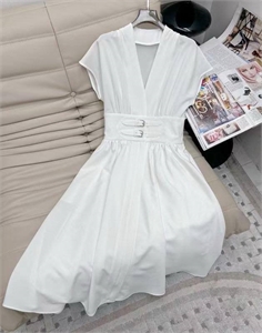 {{productViewItem.photos[photoViewList.activeNavIndex].Alt || productViewItem.photos[photoViewList.activeNavIndex].Description || 'Платье  DIOR'}}