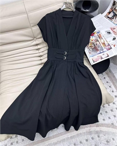 {{productViewItem.photos[photoViewList.activeNavIndex].Alt || productViewItem.photos[photoViewList.activeNavIndex].Description || 'Платье  DIOR'}}