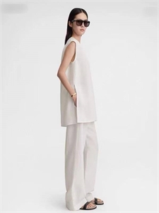 {{productViewItem.photos[photoViewList.activeNavIndex].Alt || productViewItem.photos[photoViewList.activeNavIndex].Description || 'Костюм TOTEME'}}