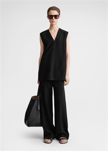 {{productViewItem.photos[photoViewList.activeNavIndex].Alt || productViewItem.photos[photoViewList.activeNavIndex].Description || 'Костюм TOTEME'}}
