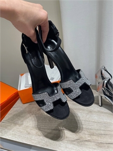{{productViewItem.photos[photoViewList.activeNavIndex].Alt || productViewItem.photos[photoViewList.activeNavIndex].Description || 'Босоножки HERMES'}}