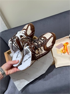 {{productViewItem.photos[photoViewList.activeNavIndex].Alt || productViewItem.photos[photoViewList.activeNavIndex].Description || 'Мюли MIU MIU'}}