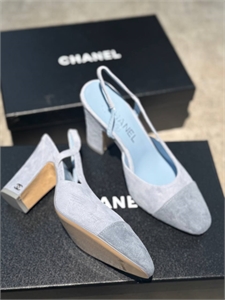 {{productViewItem.photos[photoViewList.activeNavIndex].Alt || productViewItem.photos[photoViewList.activeNavIndex].Description || 'Туфли CHANEL'}}