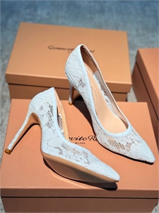 {{productViewItem.photos[photoViewList.activeNavIndex].Alt || productViewItem.photos[photoViewList.activeNavIndex].Description || 'Туфли GIANVITO ROSSI'}}
