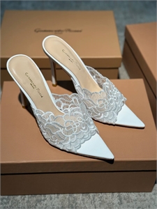 {{productViewItem.photos[photoViewList.activeNavIndex].Alt || productViewItem.photos[photoViewList.activeNavIndex].Description || 'Босоножки GIANVITO ROSSI'}}