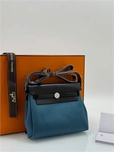 {{productViewItem.photos[photoViewList.activeNavIndex].Alt || productViewItem.photos[photoViewList.activeNavIndex].Description || 'Сумка HERMES'}}
