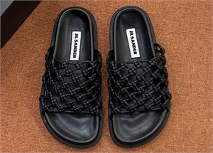 {{productViewItem.photos[photoViewList.activeNavIndex].Alt || productViewItem.photos[photoViewList.activeNavIndex].Description || 'Тапочки JIL SANDER'}}
