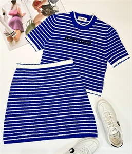 {{productViewItem.photos[photoViewList.activeNavIndex].Alt || productViewItem.photos[photoViewList.activeNavIndex].Description || 'Костюм MIU MIU'}}