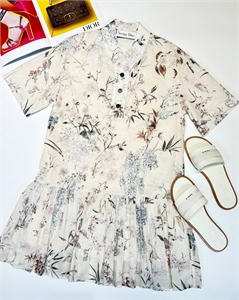 {{productViewItem.photos[photoViewList.activeNavIndex].Alt || productViewItem.photos[photoViewList.activeNavIndex].Description || 'Платье DIOR'}}