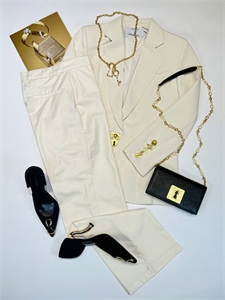{{productViewItem.photos[photoViewList.activeNavIndex].Alt || productViewItem.photos[photoViewList.activeNavIndex].Description || 'Костюм Schiaparelli'}}