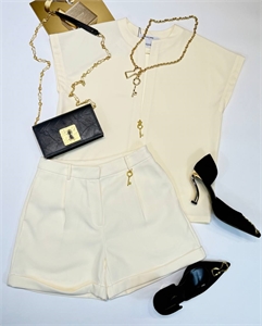 {{productViewItem.photos[photoViewList.activeNavIndex].Alt || productViewItem.photos[photoViewList.activeNavIndex].Description || 'Костюм Schiaparelli'}}