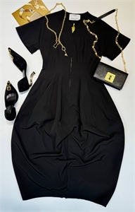 {{productViewItem.photos[photoViewList.activeNavIndex].Alt || productViewItem.photos[photoViewList.activeNavIndex].Description || 'Платье Schiaparelli'}}