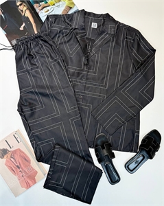 {{productViewItem.photos[photoViewList.activeNavIndex].Alt || productViewItem.photos[photoViewList.activeNavIndex].Description || 'Костюм TOTEME'}}