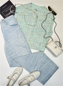 {{productViewItem.photos[photoViewList.activeNavIndex].Alt || productViewItem.photos[photoViewList.activeNavIndex].Description || 'Жилет CHANEL'}}