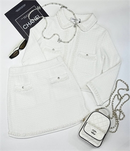 {{productViewItem.photos[photoViewList.activeNavIndex].Alt || productViewItem.photos[photoViewList.activeNavIndex].Description || 'Костюм CHANEL'}}