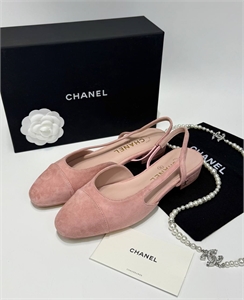 {{productViewItem.photos[photoViewList.activeNavIndex].Alt || productViewItem.photos[photoViewList.activeNavIndex].Description || 'Туфли CHANEL'}}