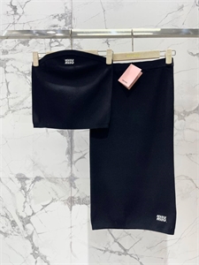 {{productViewItem.photos[photoViewList.activeNavIndex].Alt || productViewItem.photos[photoViewList.activeNavIndex].Description || 'Костюм MIU MIU'}}