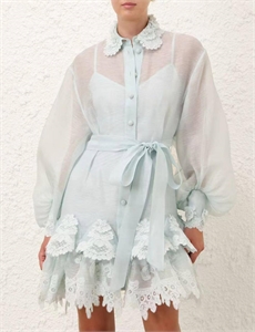 {{productViewItem.photos[photoViewList.activeNavIndex].Alt || productViewItem.photos[photoViewList.activeNavIndex].Description || 'Платье ZIMMERMANN'}}