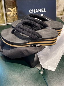 {{productViewItem.photos[photoViewList.activeNavIndex].Alt || productViewItem.photos[photoViewList.activeNavIndex].Description || 'Тапочки CHANEL'}}