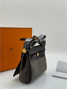 {{productViewItem.photos[photoViewList.activeNavIndex].Alt || productViewItem.photos[photoViewList.activeNavIndex].Description || 'Сумка HERMES'}}