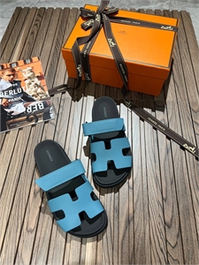 {{productViewItem.photos[photoViewList.activeNavIndex].Alt || productViewItem.photos[photoViewList.activeNavIndex].Description || 'Шлепки  HERMES'}}