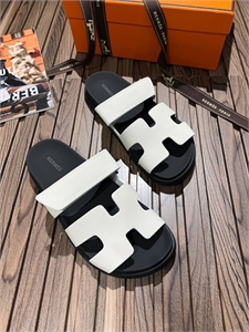 {{productViewItem.photos[photoViewList.activeNavIndex].Alt || productViewItem.photos[photoViewList.activeNavIndex].Description || 'Шлепки  HERMES'}}