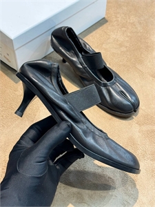 {{productViewItem.photos[photoViewList.activeNavIndex].Alt || productViewItem.photos[photoViewList.activeNavIndex].Description || 'Туфли  MAISON MARGIELA'}}