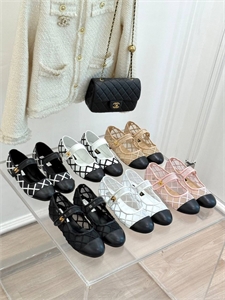 {{productViewItem.photos[photoViewList.activeNavIndex].Alt || productViewItem.photos[photoViewList.activeNavIndex].Description || 'Балетки CHANEL'}}
