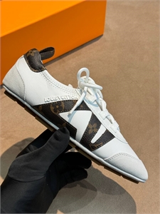 {{productViewItem.photos[photoViewList.activeNavIndex].Alt || productViewItem.photos[photoViewList.activeNavIndex].Description || 'Кроссовки LOUIS VUITTON'}}