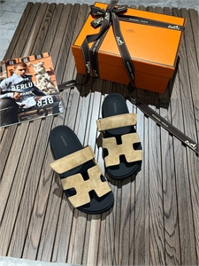 {{productViewItem.photos[photoViewList.activeNavIndex].Alt || productViewItem.photos[photoViewList.activeNavIndex].Description || 'Шлепки  HERMES'}}