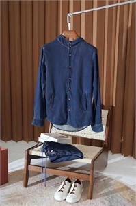 {{productViewItem.photos[photoViewList.activeNavIndex].Alt || productViewItem.photos[photoViewList.activeNavIndex].Description || 'Прогулочный костюм KITON'}}