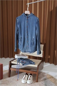 {{productViewItem.photos[photoViewList.activeNavIndex].Alt || productViewItem.photos[photoViewList.activeNavIndex].Description || 'Прогулочный костюм KITON'}}