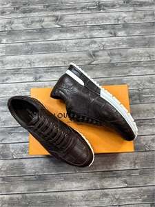 {{productViewItem.photos[photoViewList.activeNavIndex].Alt || productViewItem.photos[photoViewList.activeNavIndex].Description || 'Кроссовки LV'}}