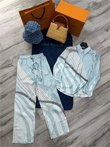 {{productViewItem.photos[photoViewList.activeNavIndex].Alt || productViewItem.photos[photoViewList.activeNavIndex].Description || 'Костюм LOUIS VUITTON'}}