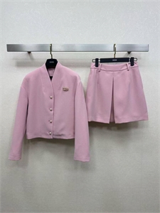 {{productViewItem.photos[photoViewList.activeNavIndex].Alt || productViewItem.photos[photoViewList.activeNavIndex].Description || 'Костюм DIOR'}}