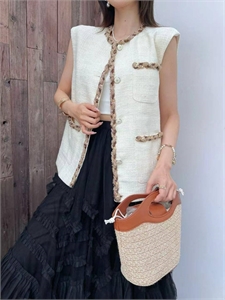 {{productViewItem.photos[photoViewList.activeNavIndex].Alt || productViewItem.photos[photoViewList.activeNavIndex].Description || 'Жилетка CHANEL'}}