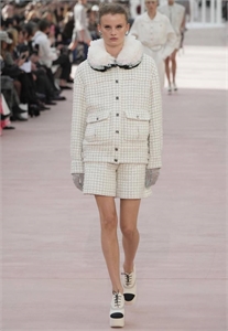 {{productViewItem.photos[photoViewList.activeNavIndex].Alt || productViewItem.photos[photoViewList.activeNavIndex].Description || 'Пиджак CHANEL'}}