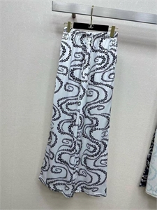 {{productViewItem.photos[photoViewList.activeNavIndex].Alt || productViewItem.photos[photoViewList.activeNavIndex].Description || 'Брюки CHANEL'}}