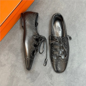 {{productViewItem.photos[photoViewList.activeNavIndex].Alt || productViewItem.photos[photoViewList.activeNavIndex].Description || 'Туфли HERMES'}}