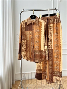 {{productViewItem.photos[photoViewList.activeNavIndex].Alt || productViewItem.photos[photoViewList.activeNavIndex].Description || 'Костюм ZIMMERMANN'}}
