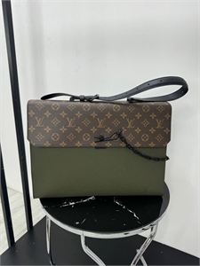 {{productViewItem.photos[photoViewList.activeNavIndex].Alt || productViewItem.photos[photoViewList.activeNavIndex].Description || 'Портфель LV'}}