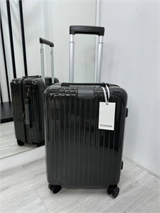 {{productViewItem.photos[photoViewList.activeNavIndex].Alt || productViewItem.photos[photoViewList.activeNavIndex].Description || 'Чемодан RIMOWA'}}