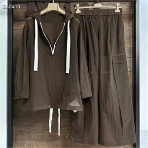 {{productViewItem.photos[photoViewList.activeNavIndex].Alt || productViewItem.photos[photoViewList.activeNavIndex].Description || 'Костюм'}}