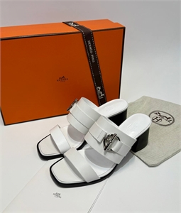 {{productViewItem.photos[photoViewList.activeNavIndex].Alt || productViewItem.photos[photoViewList.activeNavIndex].Description || 'Босоножки HERMES'}}